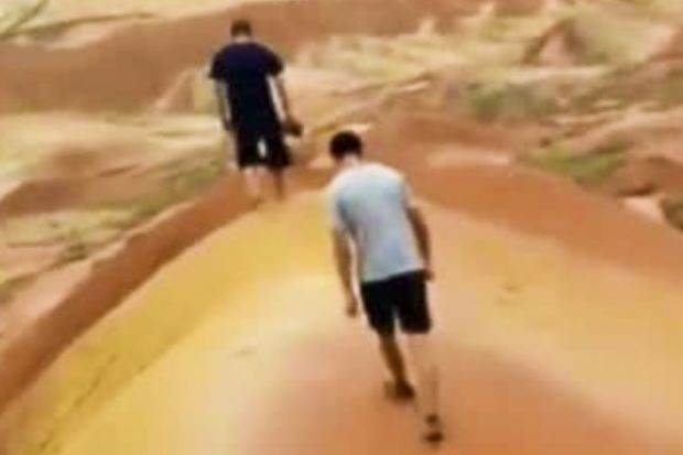 Khách Trung Quốc lên mạng “khoe chiến tích” phá hoại địa mạo hàng trăm triệu năm - 1 Hai thanh niên Trung Quốc lên mạng khoe chiến tích phá hoại khu địa mạo cả trăm triệu năm tuổi