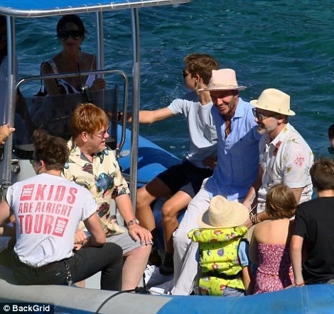 
Đi cùng họ còn có danh ca Elton John (áo hoa bên trái) và gia đình của ông
