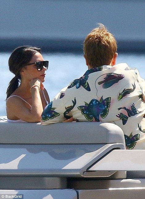 
Victoria Beckham trò chuyện cùng Elton John
