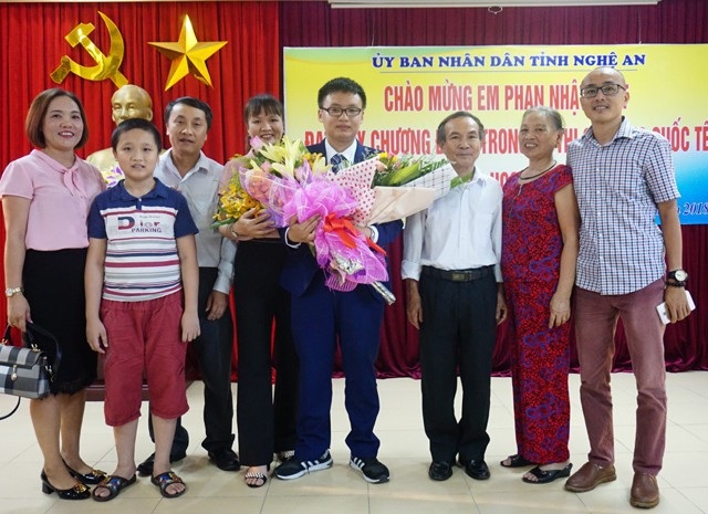 Nghệ An dành gần 2 tỷ đồng thưởng các học sinh có thành tích cao năm học 2017-2018 - 1
Trong kỳ thi quốc tế vừa qua Nghệ An có 1 em đạt Huy chương Đồng là em Phan Nhật Duật, học sinh Trường THPT chuyên Phan Bội Châu.