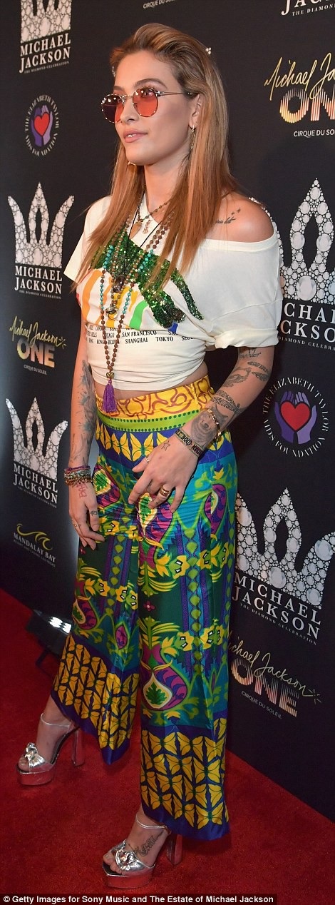 Hai con của Vua nhạc Pop sành điệu dự tiệc mừng sinh nhật cha - 2
Paris Jackson - Con gái Vua nhạc Pop ăn vận sành điệu