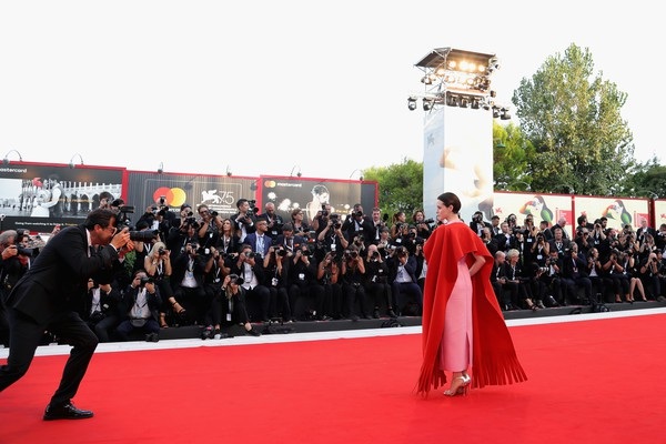 
Claire Foy từng giành giải Quả Cầu Vàng với vai nữ hoàng Elizabeth II trong phim truyền hình The Crown
