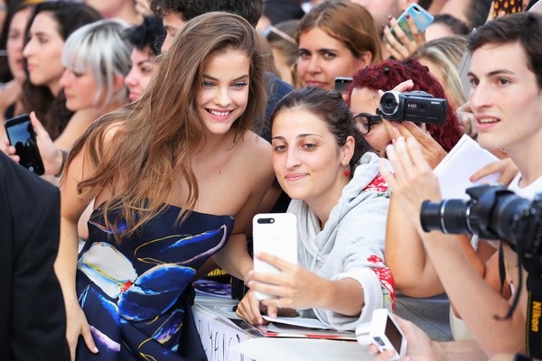 Dàn siêu mẫu gợi cảm trên thảm đỏ - 2
Barbara Palvin từng xuất hiện trên tạp chí Sports Illustrated danh tiếng, ngoài ra cô còn là gương mặt quảng cáo của Acqua di Gioia, Amazon Fashion và Express
