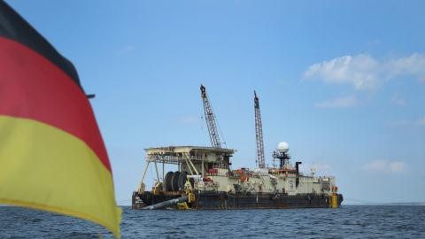 Doanh nghiệp Đức dọa rời Nord Stream-2: Mặc cả? - 1
Tàu Castoro 10 đặt ống bọc bê tông cho đường ống dẫn khí Nord Stream-2 xuống đáy biển Baltic gần Lubmin, Đức hôm 16/8/2018. Ảnh: Getty Images/Sean Gallup