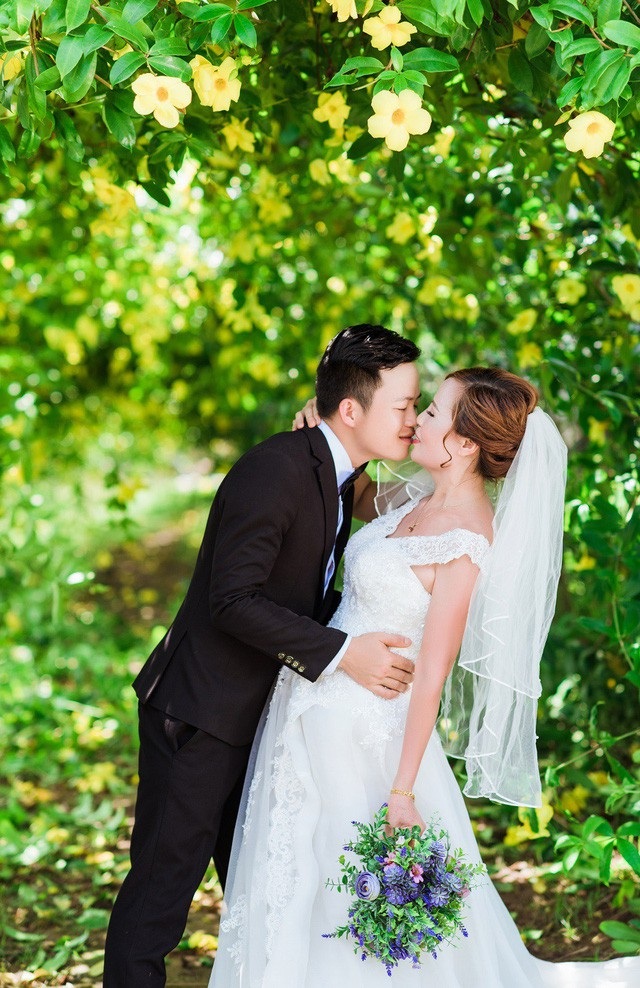 Cô dâu 61 và chú rể 26 tuổi ở Cao Bằng hạnh phúc chuẩn bị đám cưới trong mơ - 2 Chú rể là công nhân một công trường xây dựng còn cô dâu là chủ một spa và quán cà phê ngay trung tâm thành phố Cao Bằng. Trước khi đăng ký kết hôn, cặp đôi có nửa năm tìm hiểu và yêu nhau.