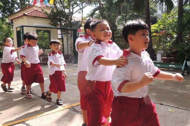 Lớp 1 đông học sinh, thương cả cô lẫn trò - 2 Học sinh lớp 1. (ảnh minh họa)