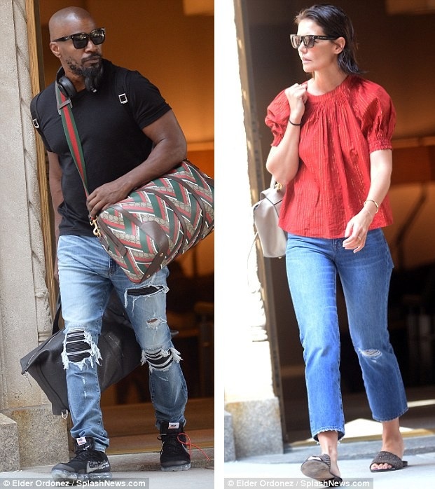 Katie Holmes vẫn hò hẹn với Jamie Foxx - 1
Jamie Foxx (trái) và Katie Holmes cùng rời khỏi căn hộ của nữ diễn viên nổi tiếng tại New York, Mỹ, ngày 29/8.