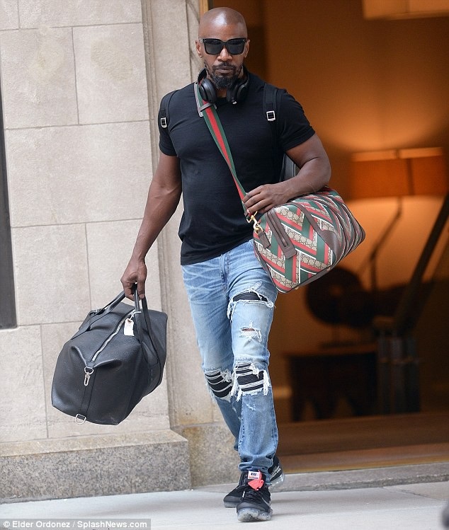Katie Holmes vẫn hò hẹn với Jamie Foxx - 2
Jamie Foxx xách hai valy...