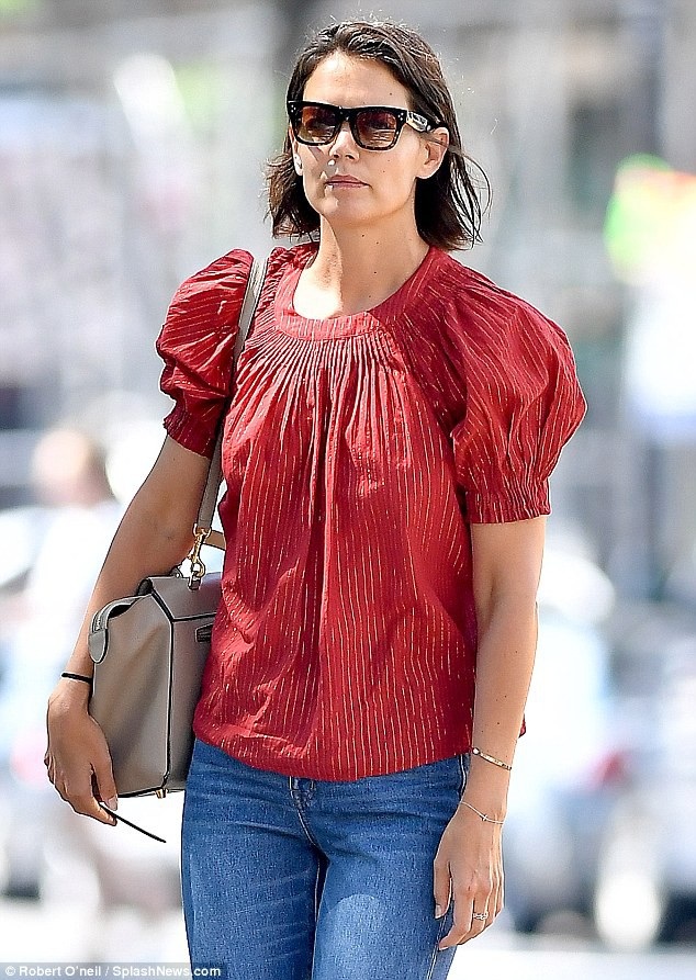 Katie Holmes vẫn hò hẹn với Jamie Foxx - 7
Katie Holmes đang sống cùng cô con gái Suri, 12 tuổi.