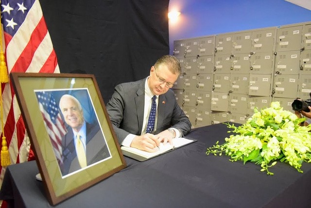 Ký ức của người bắt sống John McCain ở hồ Trúc Bạch - 4 Đại sứ Mỹ tại Việt Nam Kritenbrink viết vào sổ chia buồn sau sự ra đi của Thượng nghị sĩ John McCain. (Ảnh: Toàn Vũ)