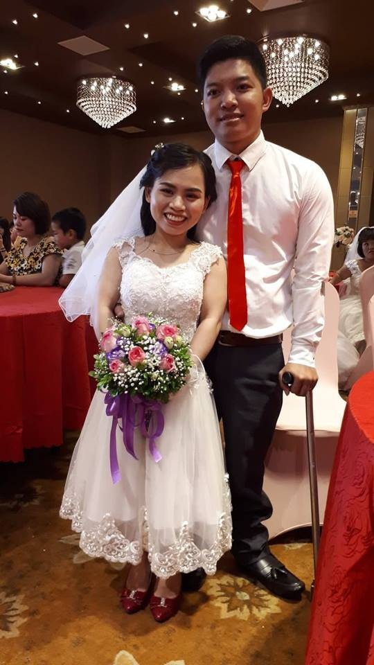Tình yêu cổ tích của cô gái cao 1m với người chồng khuyết tật - 1 Anh Thành và chị Hương hạnh phúc trong ngày cưới. Ảnh PT