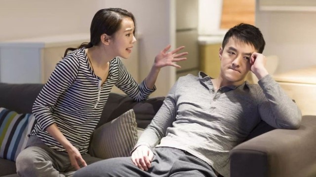 Đến đón vợ làm thêm giờ, tôi chết trân khi nhìn thấy cảnh tượng này - 1 Chúng tôi đã cãi nhau vì vợ gọi tôi là xe ôm trước mặt đồng nghiệp. Ảnh minh họa