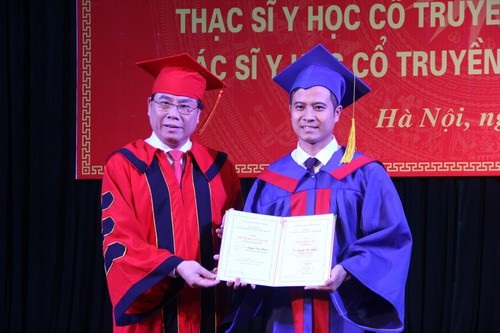 Nhắn nhủ các tân Bác sĩ Y học cổ truyền: “Trở thành bác sĩ rất dễ, làm bác sĩ tử tế mới khó”. - 2
PGS.TS Đậu Xuân Cảnh trao bằng tốt nghiệp cho 502 sinh viên đại học và 63 sinh viên cao học ngay tại lễ tốt nghiệp.