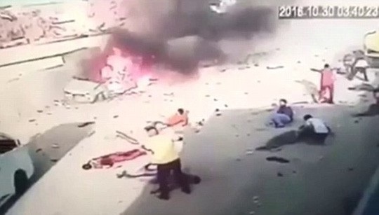 Điệp viên Iraq luồn sâu trong hàng ngũ IS, cứu hàng trăm người - 3
Thoạt nhìn, đây không khác gì một vụ đánh bom đẫm máu thực thụ. Tuy nhiên, tất cả chỉ là diễn. Ảnh: Daily Mail.