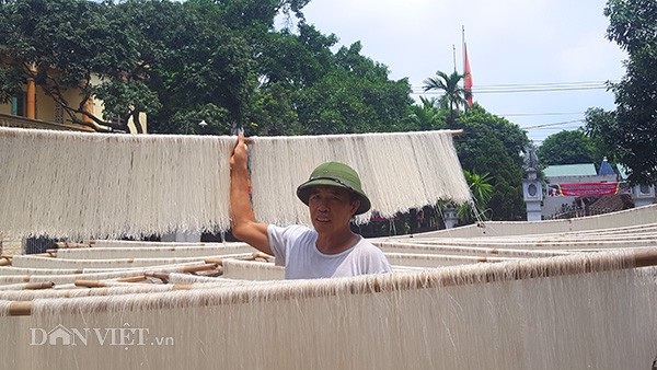 Gia đình ông Nguyễn Đức Chiêu mỗi ngày sử dụng 2 tạ gạo để làm nguyên liệu sản xuất mì.