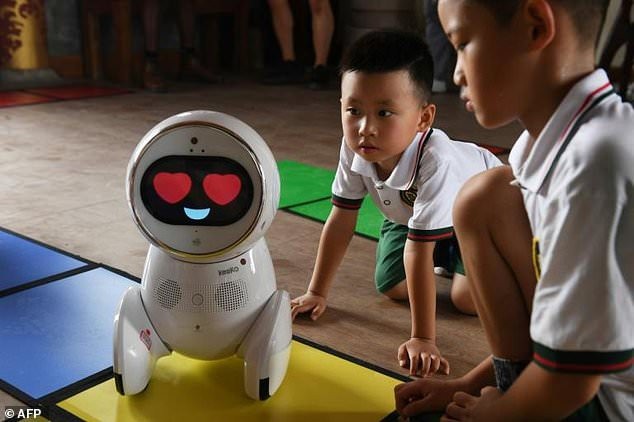 Nhà trẻ Trung Quốc đón các giáo viên robot - 1
Trẻ em xem một robot Keeko tại Viện Giáo dục Đa văn hóa Yiswind ở Bắc Kinh. Ảnh: AFP