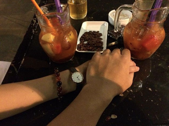 Minh Vương tình tứ nắm tay bạn gái.