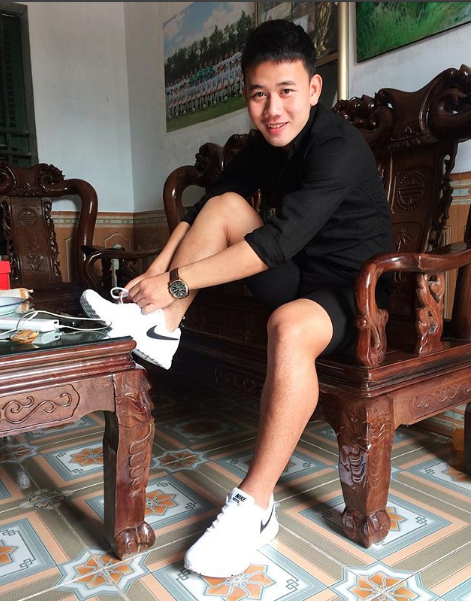 Thông tin Minh Vương có bạn gái khiến không ít fan tiếc hùi hụi. Tuy nhiên cũng trên instagram của mình, Minh Vương khiến chị em xốn xang vì clip “tuyển bạn gái”. Khi được một người chị tên Thảo ngợi khen không ngớt lời về độ điển trai, tài giỏi, hiền lành, Minh Vương bật cười và hóm hỉnh đáp: “Em muốn được chị Thảo giới thiệu bạn gái tóc vàng, ngang vai, cute”. Anh chàng còn khoanh tay lễ phép: “Em xin hứa chung tình, xin hứa”.