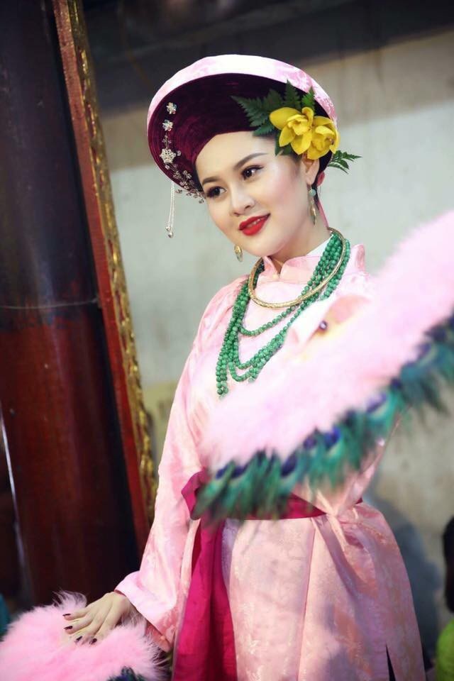 Ngắm 9x xinh đẹp với cuộc sống điền viên tĩnh tại sau khi “Bỏ phố về quê” - 2
Tuệ Anh từng đi theo các giá đồng, là một trong những cô hầu đồng xinh đẹp nhất Hà thành một thời.
