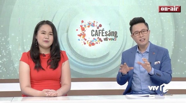 Hương Giang lần đầu dẫn bản tin Cà phê sáng với VTV3 cùng MC Lê Anh.