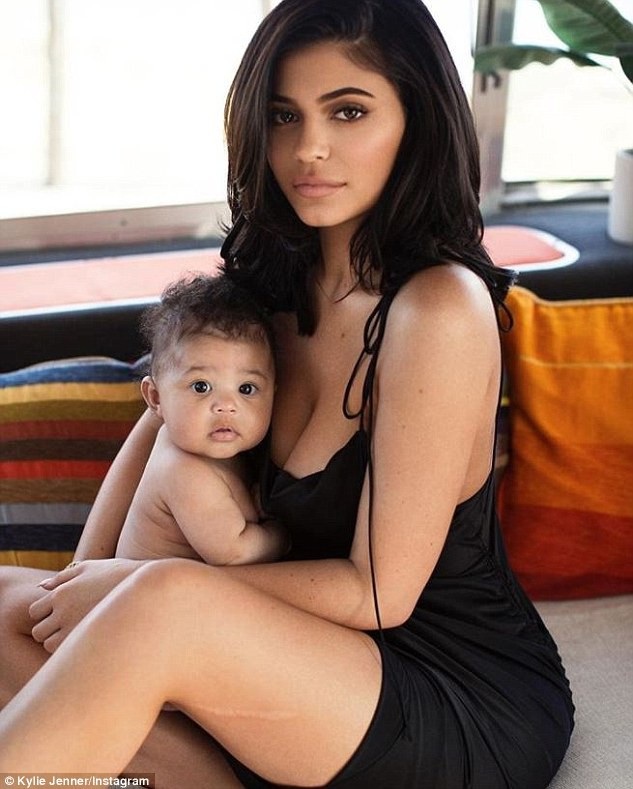 Kylie Jenner siêu thon sau 6 tháng sinh con - 8
Dự kiến doanh thu của thương hiệu này sẽ đạt 1 tỷ USD trong vài năm tới