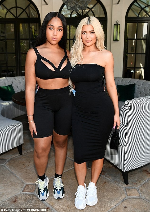Kylie Jenner siêu thon sau 6 tháng sinh con - 7
Thương hiệu mỹ phẩm mang tên cô bán cực chạy tại Mỹ