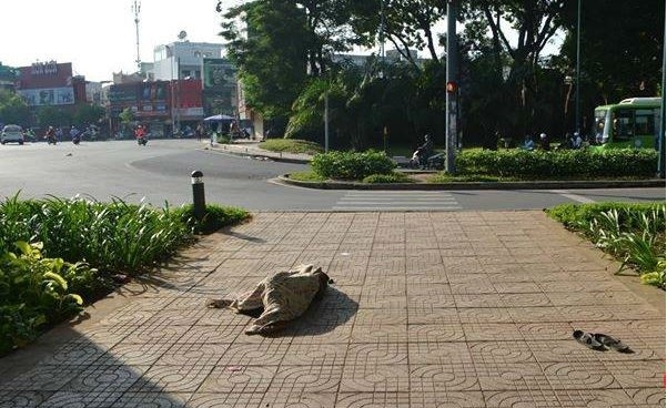 Người đàn ông tử vong bất thường dưới cầu vượt Hoàng Minh Giám - 1 Thi thể người đàn ông xấu số được phát hiện nằm dưới cầu