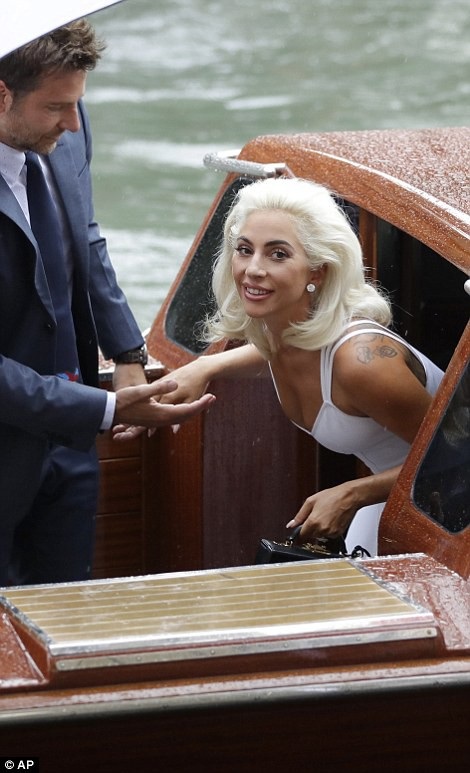 Lady Gaga thanh lịch tới bất ngờ - 4
Trong phim Lady Gaga vào vai một nữ ca sỹ còn Bradley là ngôi sao nhạc đồng quê. Nhân vật của Bradley đã phát hiện ra tài năng nhân vật do Lady Gaga đảm nhiệm và sau đó họ yêu nhau