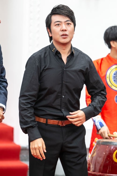 “Thần đồng” piano Lang Lang nói gì về chấn thương ở tay? - 1 Lần thứ 2 trở lại Hà Nội, Lang Lang thấy nhiều sự thay đổi, bất ngờ. (Ảnh: HBN)