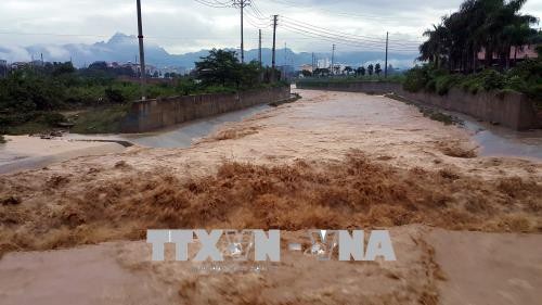Mưa lớn gây sập tường, hở điện, 3 cảnh sát bảo vệ bị thương - 1
Nước lũ vẫn tiếp tục đổ về sông, suối ngày càng lớn tại Phường Hữu Nghị, Thành phố Hòa Bình. Ảnh: Thanh Hải - TTXVN
