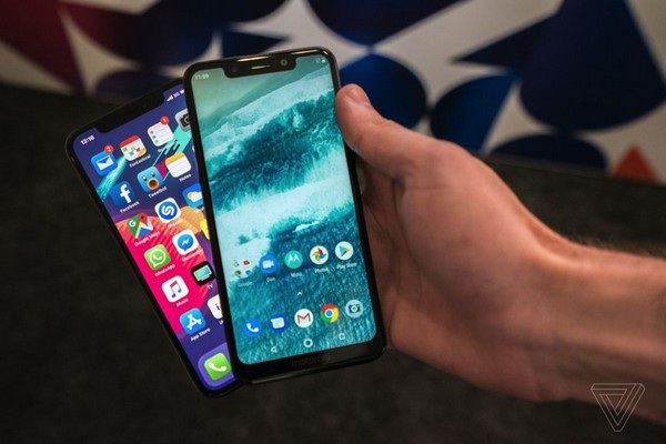 Motorola trình làng “bản sao” iPhone X, giá chỉ bằng 1/3 - 1 Motorola One (trước) có thiết kế nhiều nét tương đồng với iPhone X (sau)