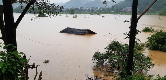 Nước lụt ngập lên tận nóc nhà dân ở thị trấn Hát Lót (huyện Mai Sơn, tỉnh Sơn La). Ảnh: Thế Nam.