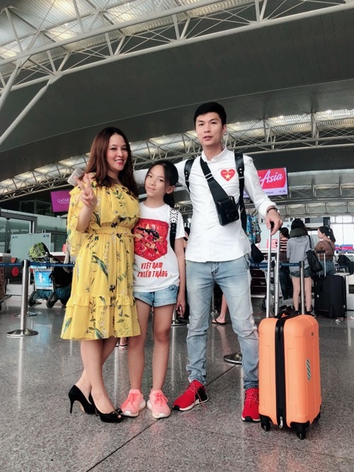 Ngọc Linh và người thân còn chụp nhiều ảnh kỷ niệm với các cầu thủ Việt Nam.