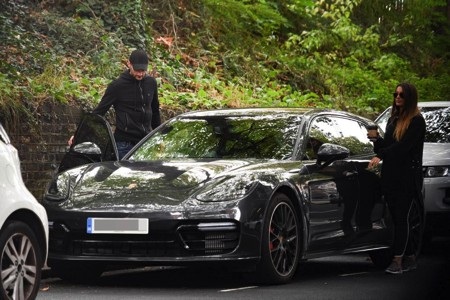 Hugo Lloris tự tin lái xe hò hẹn với vợ yêu