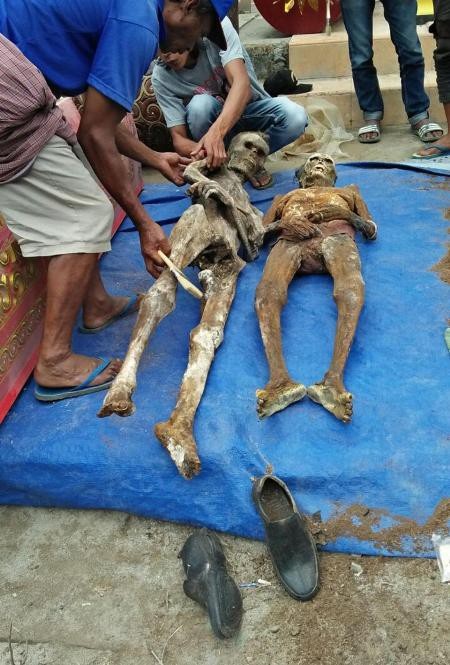 Xem xác chết diễu hành ở Indonesia - 2 Những bức ảnh quái dị được chụp tại làng Lembang Lempo Poton ở Toraja
