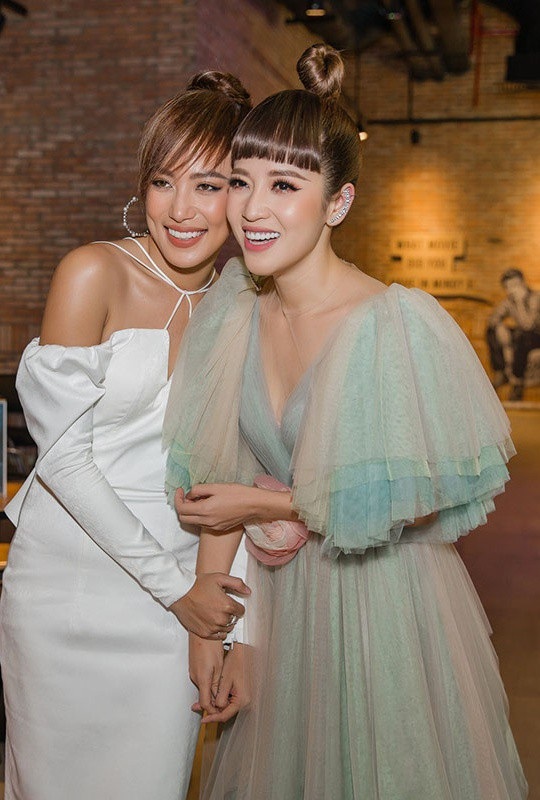 Cô em chồng bị “chửi rủa” nhiều nhất màn ảnh Việt lần đầu khoe mẹ - 6 Puka có mối quan hệ thân thiết cùng Phan Ngân. Cả hai chăm sóc nhau như chị em ruột. Từ những người xa lạ, Puka và Phan Ngân lại là những người bạn bè, chị em thân thiết với nhau sau quá trình làm việc chung. Puka cho biết, cô cảm thấy “lời” khi có những người bạn bè tốt như Isaac, Phan Ngân…