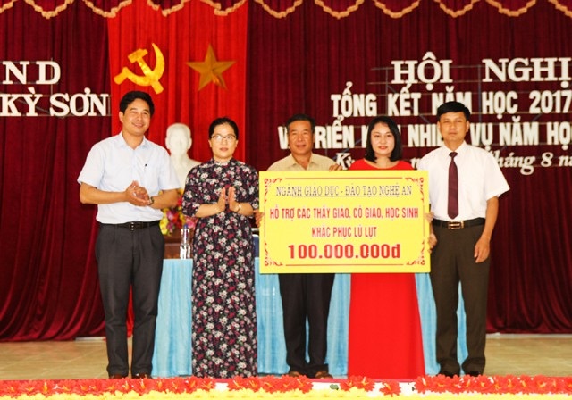 Phụ huynh “choáng” khi phải đóng 1 triệu đồng ghi danh vào trường ngoài công lập - 3
Ngành Giáo dục Nghệ An đã có nhiều phần quà hỗ trợ các trường bị thiệt hại trong các đợt lũ vừa qua trước thềm năm học mới