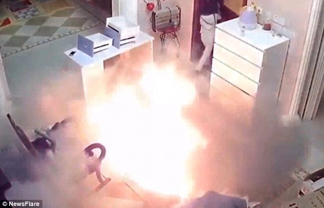 Sốc clip khoảnh khắc xe điện cân bằng phát nổ ngay trước mặt hai em bé - 1 Chiếc xe điện cân bằng bất ngờ bị phát nổ ngay giữa phòng khách