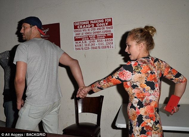 Hayden Panettiere chia tay võ sỹ quyền Anh Wladimir Klitschko - 7
Ngày 2/8 vừa qua, Hayden Panettiere đã bịbắt gặp ra phố cùng 1 người đàn ông lạ mặt