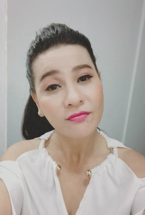 Cát Phượng phản ứng khi chuyện tình "lệch tuổi" vẫn nhận “gạch đá” - 1
Trên trang cá nhân, mới đây diễn viên Cát Phượng bày tỏ thái độ không vui khi chuyện tình cảm của mình cùng Kiều Minh Tuấn cho đến nay vẫn nhận những chỉ trích không hay. Cô chia sẻ: “Tiếp tục xóa những người chỉ kết bạn để có cơ hội chửi rủa chuyện tình cảm Cát-Kiều. Và xóa luôn các em cháu nhỏ tuổi nhưng khi comment hoặc thậm chí inbox cho Cát nói chuyện như ngang hàng không biết lễ phép là gì. Chỉ kết bạn với những bạn đúng nghĩa chữ bạn”.
