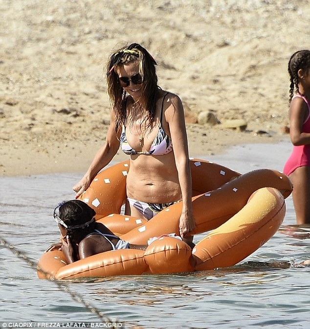 Heidi Klum thon thả với bikini - 4
Cựu thiên thần nội y từng chia sẻ cô không bao giờ ngại chụp ảnh nude
