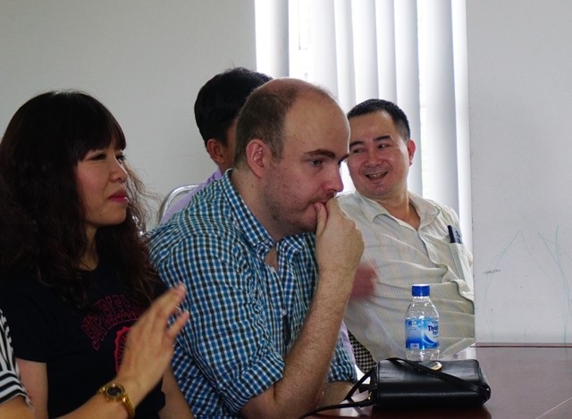 Bố Tây căng thẳng chờ bốc thăm 1 suất cho con học mầm non - 7 Vẻ mặt lo lắng của ông bố ngoại quốc trong khi chờ đến lượt mình bốc thăm