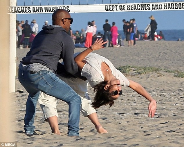 
Cặp đôi vui đùa hàng giờ và Jamie còn giúp bạn gái thực hiện một động tác Yoga
