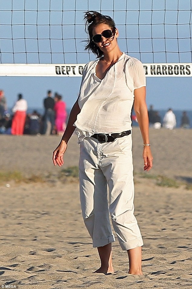 
Katie Holmes ăn vận đơn giản và trẻ trung
