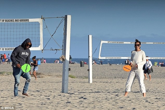 
Họ cùng nhau vui đùa trên bãi biển
