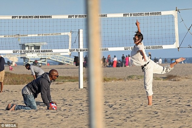 Katie Holmes hôn say đắm Jamie Foxx trên biển - 11