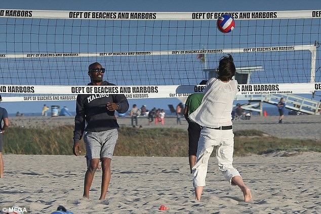 Katie Holmes hôn say đắm Jamie Foxx trên biển - 13