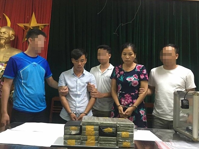 “Bà trùm” mua hơn 9 tỷ đồng heroin từ Lóng Luông về Thái Nguyên tiêu thụ - 1 Hai đối tượng Giàng A Lành và Vũ Thị Xuân tại cơ quan điều tra