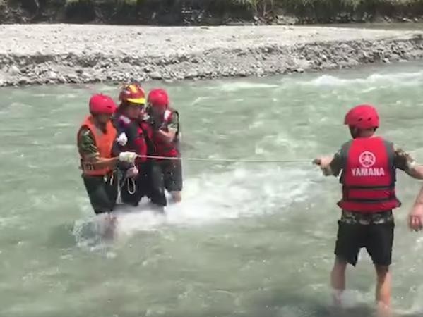 Lao ô tô xuống sông để tiết kiệm tiền rửa, anh chàng suýt bị lũ cuốn trôi - 2 Nhân viên cứu hộ kéo người tài xế lên bờ