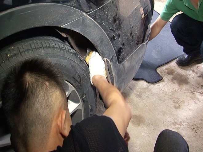 “Bà trùm” mua hơn 9 tỷ đồng heroin từ Lóng Luông về Thái Nguyên tiêu thụ - 4 Ma tuý được giấu dưới gầm xe